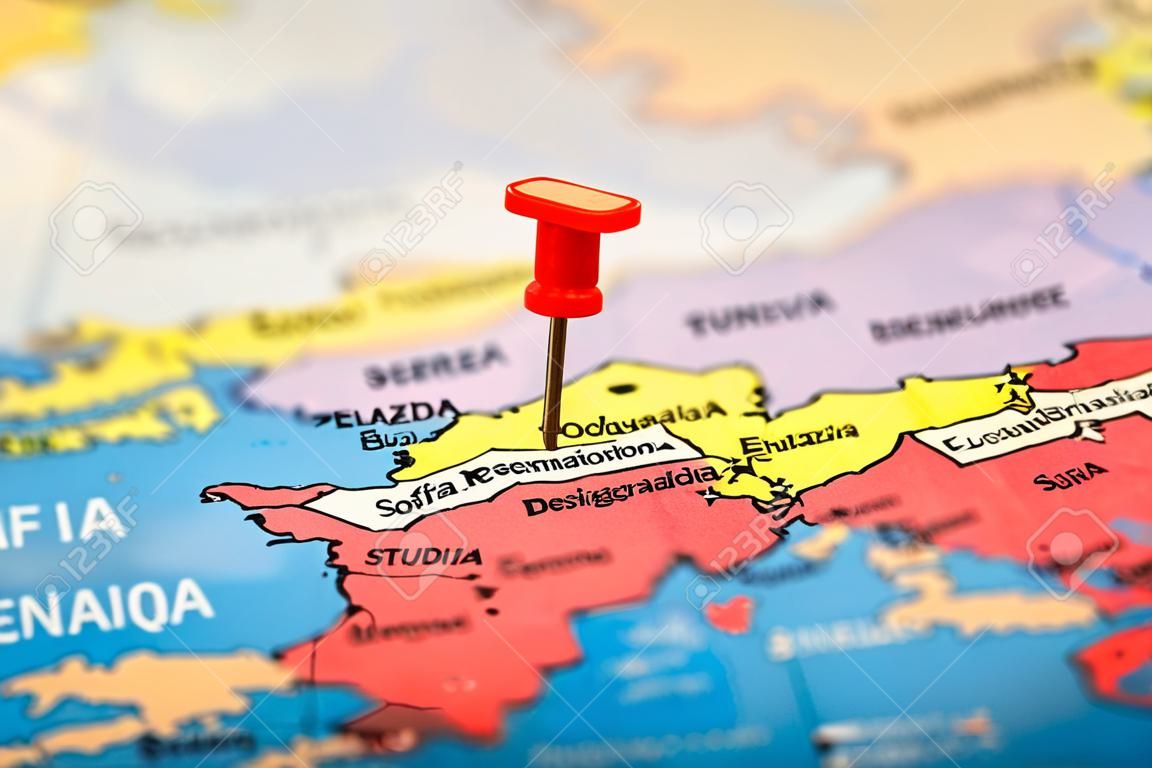 Botões multicoloridos indicam a localização e as coordenadas do destino no mapa da Bulgaria do país Sófia. O botão Concerto indica países e cidades da Europa
