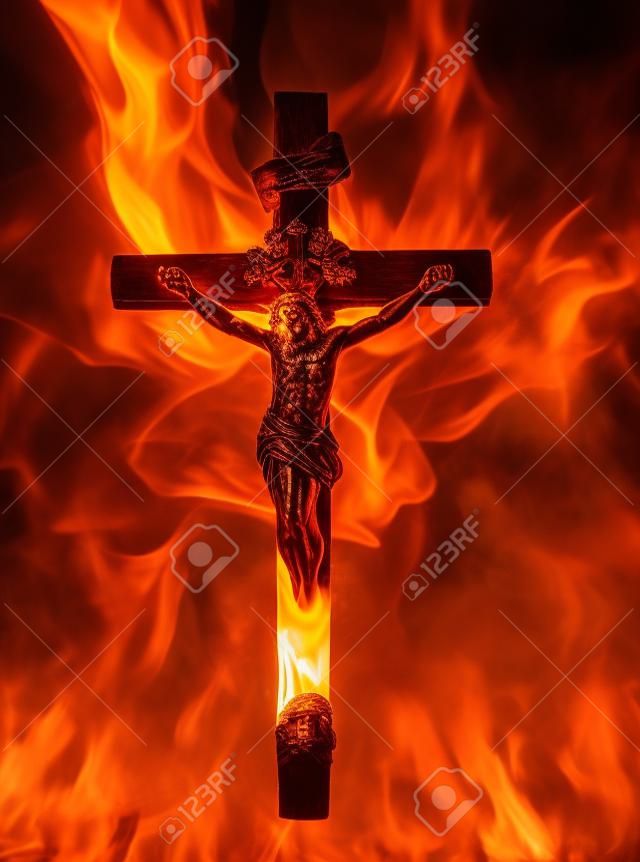 Jezus Chrit krzyż przed płomieniami ognia