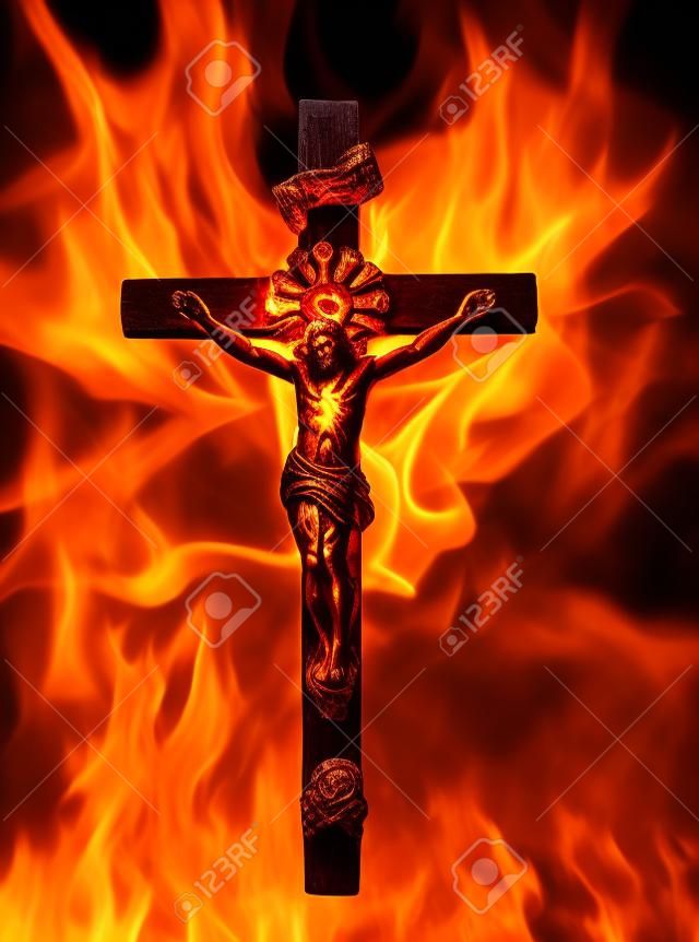 Jezus Chrit krzyż przed płomieniami ognia