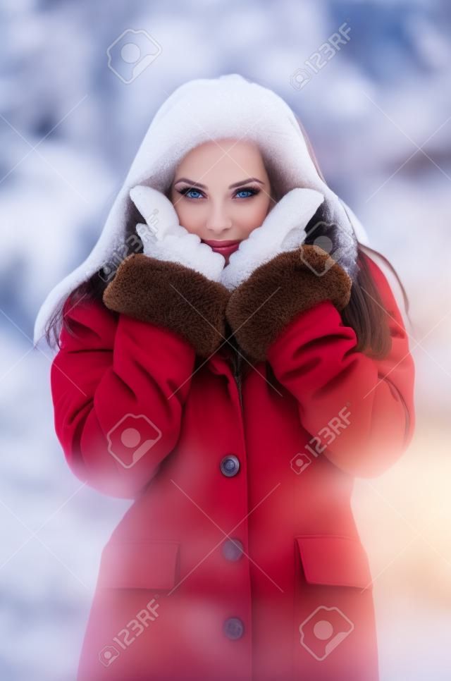 Belle brune portrait en hiver
