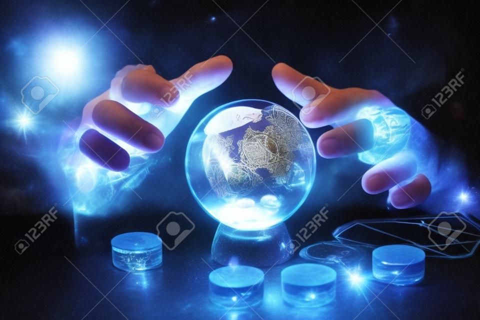 魔法師的手在透明水晶球算命的未來