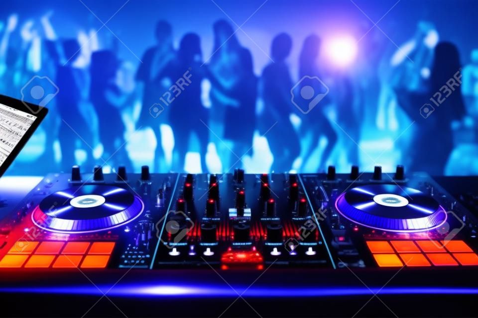 Controlador de música Mezclador de DJ en un club nocturno