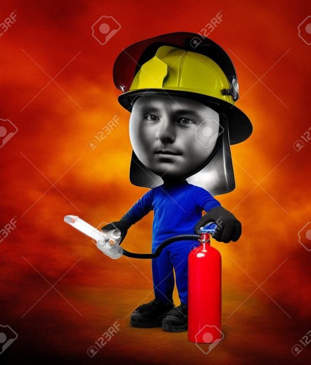 Bombero en el casco con el extintor de fuego de color rojo.