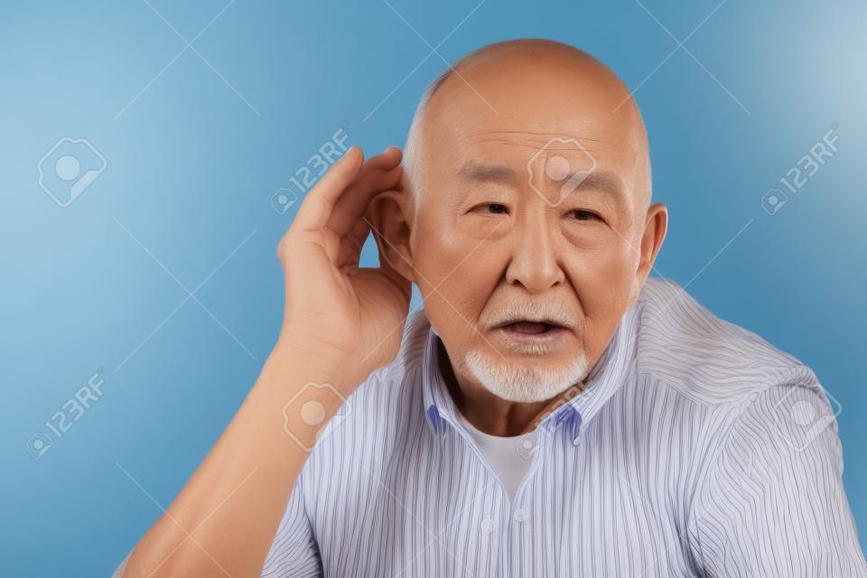 Senior homme ventouses son oreille ayant des problèmes d'audition