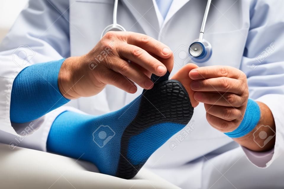 Arzt Hautarzt untersucht den Fuß auf das Vorhandensein von Fußpilz