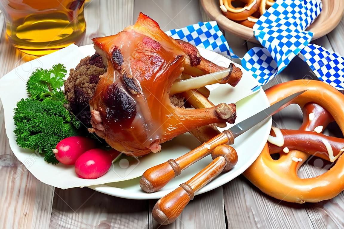 Schweinshaxe (немецкий Свиная Рулька) С Квашеной Капустой И Крендель  Фотография, картинки, изображения и сток-фотография без роялти. Image  32541703