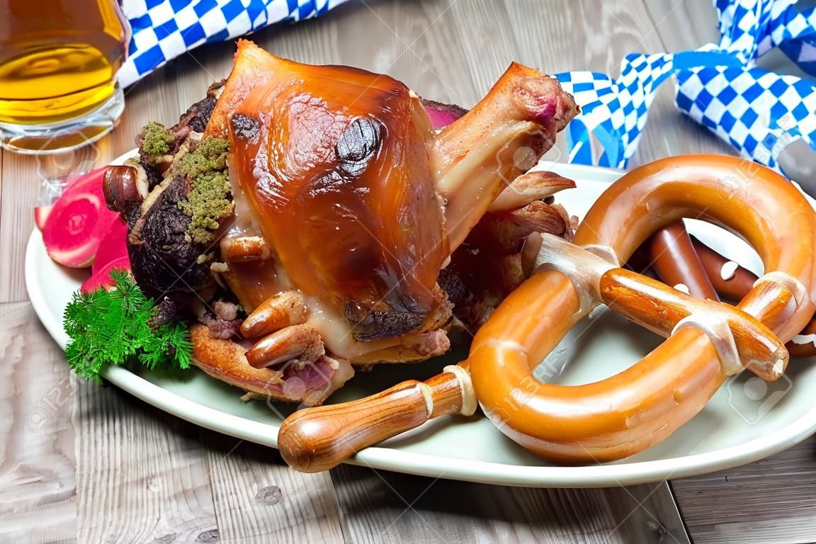 Schweinshaxe (немецкий Свиная Рулька) С Квашеной Капустой И Крендель  Фотография, картинки, изображения и сток-фотография без роялти. Image  32541703