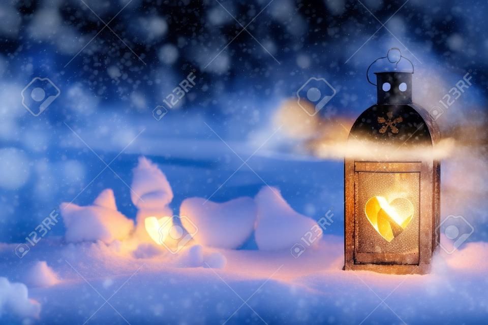 圣诞节背景与燃烧灯笼在雪地里