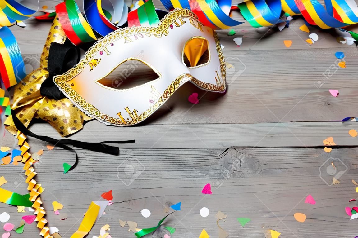 Carnevale Sfondo colorato con ghirlande, streamer, cappelli di partito, coriandoli e maschere