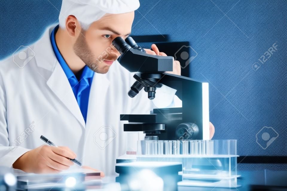 Scientist Blick durch ein Mikroskop in einem Labor