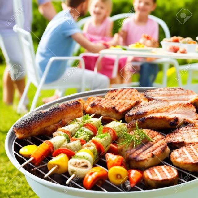 家庭有一個燒烤晚會在他們的花園，夏天