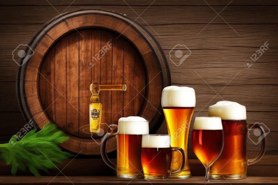 Barril de cerveza con vasos de cerveza sobre fondo de madera