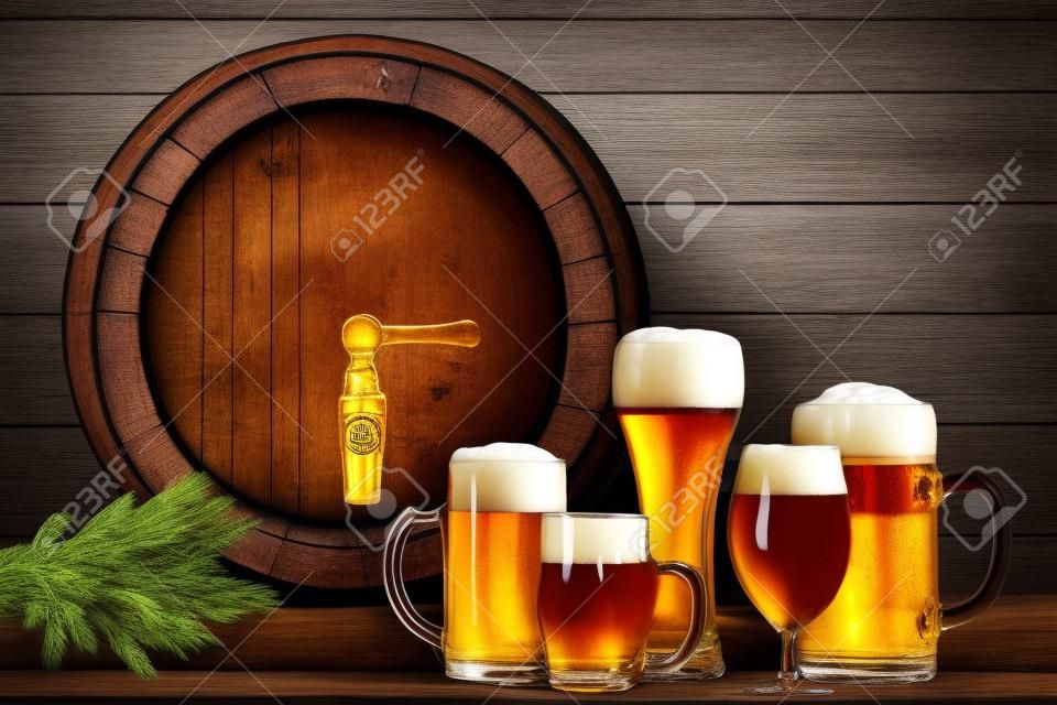 Barril de cerveza con vasos de cerveza sobre fondo de madera