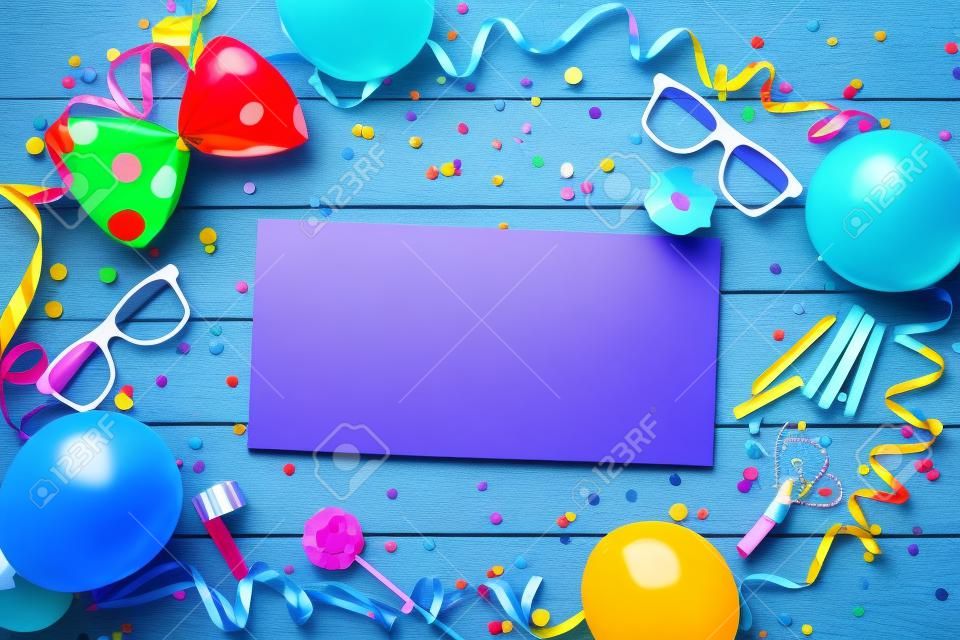 Kleurrijke verjaardag frame met party items met kopieerruimte op blauwe achtergrond. Gelukkige verjaardag concept