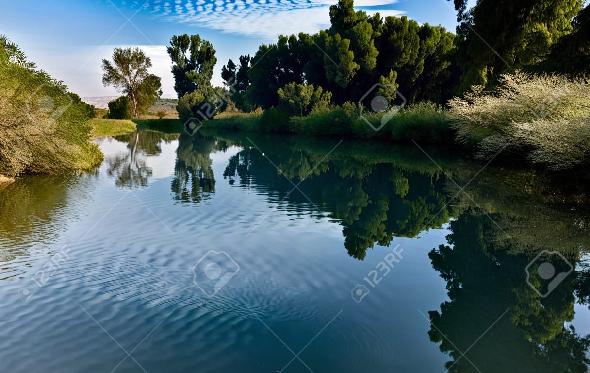 Вид на красивую зеленую природу и реку Иордан в Израиле.