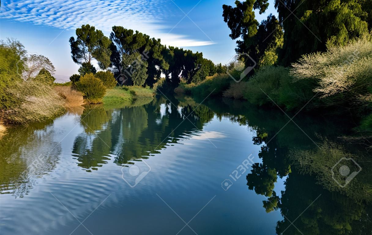 對美好的綠色自然和約旦河的看法在以色列。