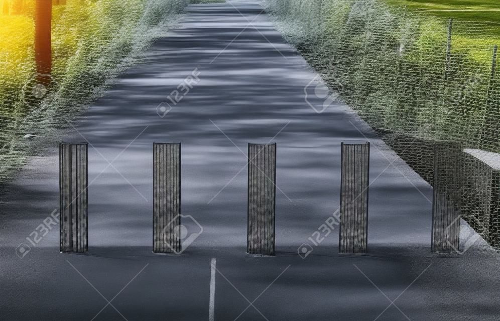 Acier barrière sur le trottoir dans le parc