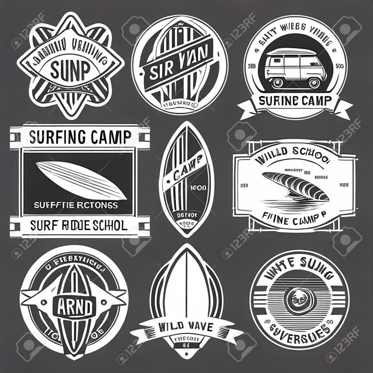 Surf camp vintage geïsoleerde label set vector illustratie. Kitesurf school symbool. Wild wave icoon. Surfruiters logo. Extreme en leuke water recreatie. Surfplank, kite, van, surfer teken.