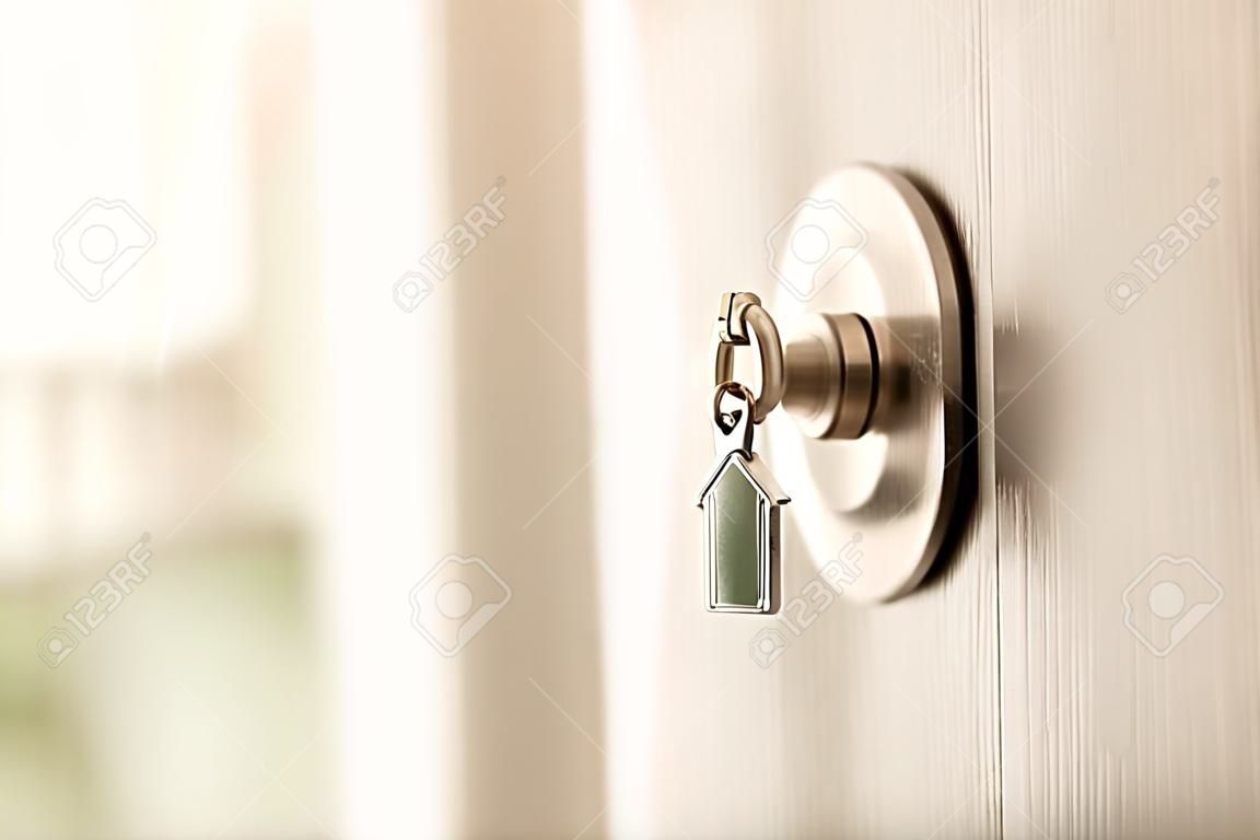 住宅や住宅の概念、ドアを開けるための鍵