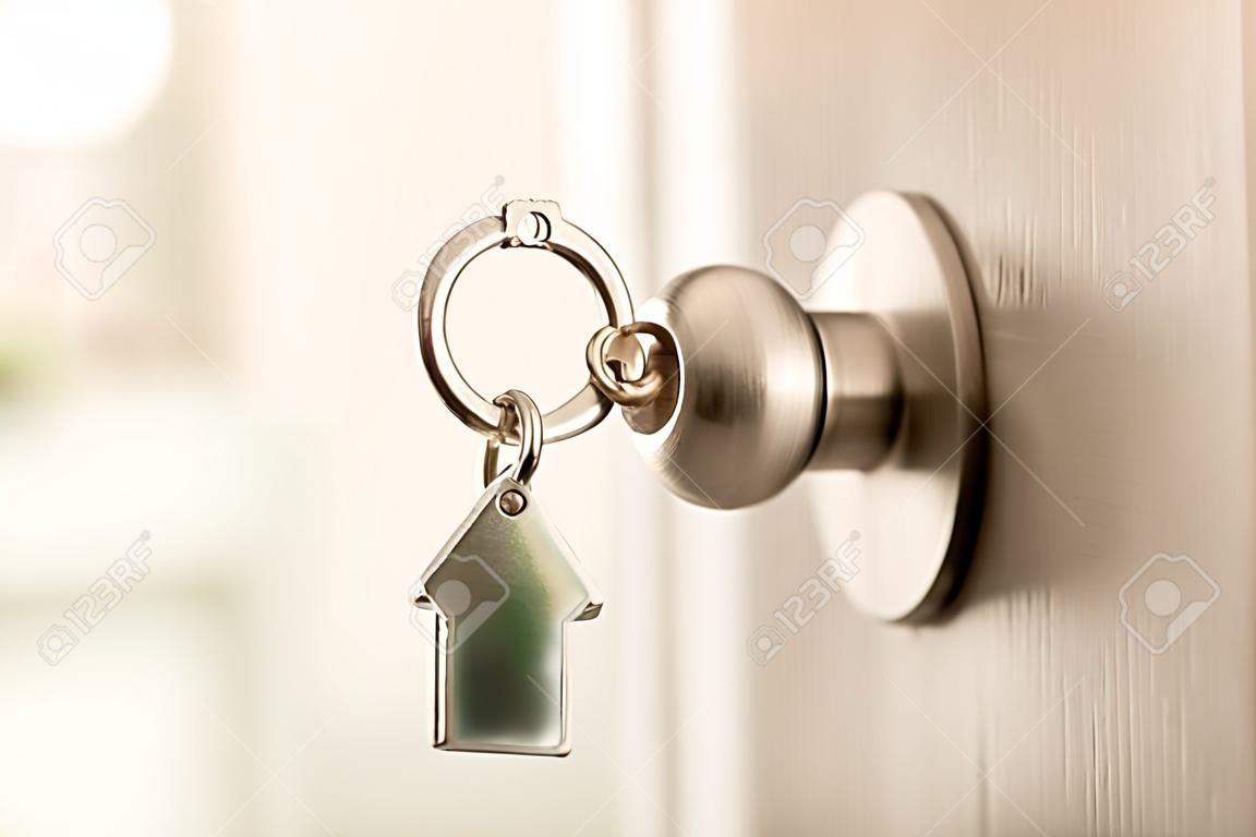 Concetto di casa e complesso residenziale, una chiave per aprire la porta