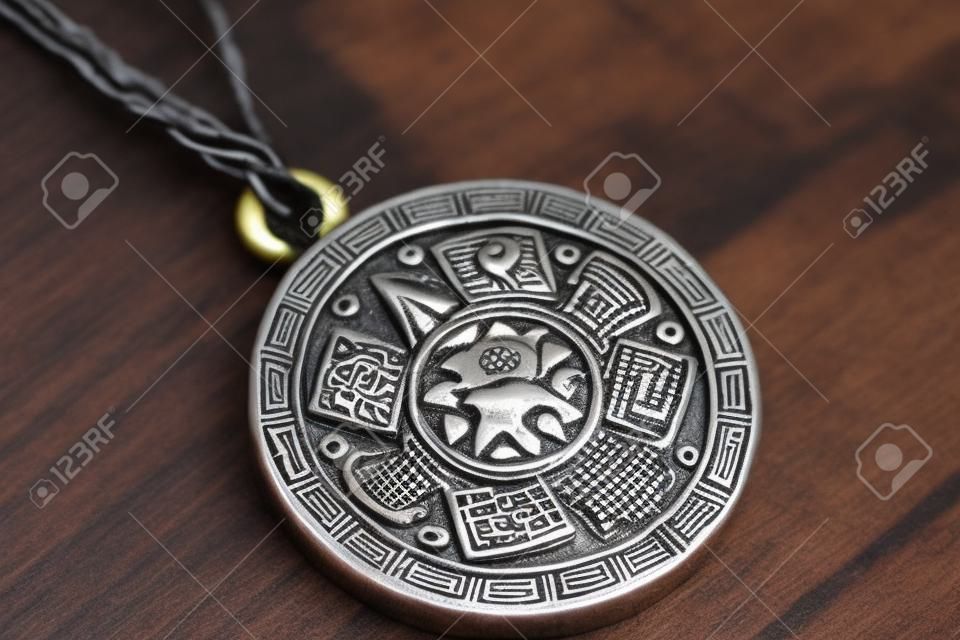 Amuleto que atrae la buena suerte. Amuleto para una persona. Piedra talismán del sol, Calendario de los aztecas