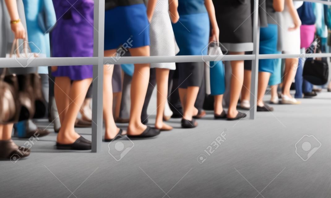 Gambe di persone in fila uno dopo l'altro