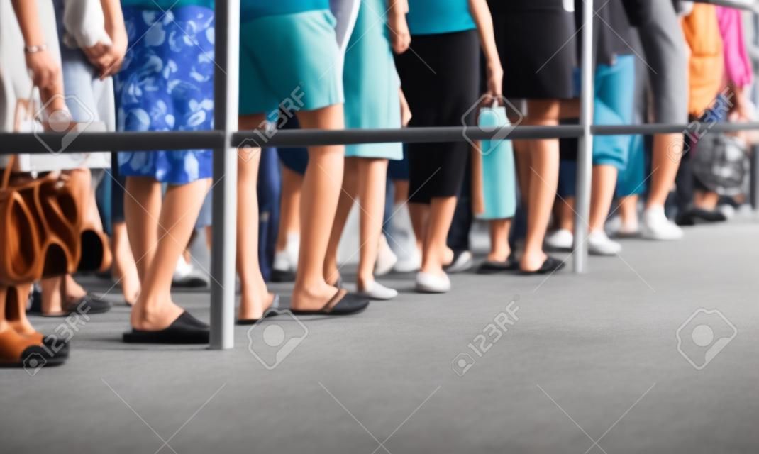 Gambe di persone in fila uno dopo l'altro