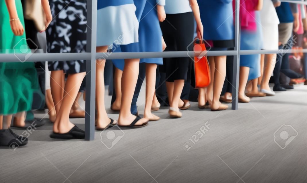 Legs de gens faire la queue une après l'autre