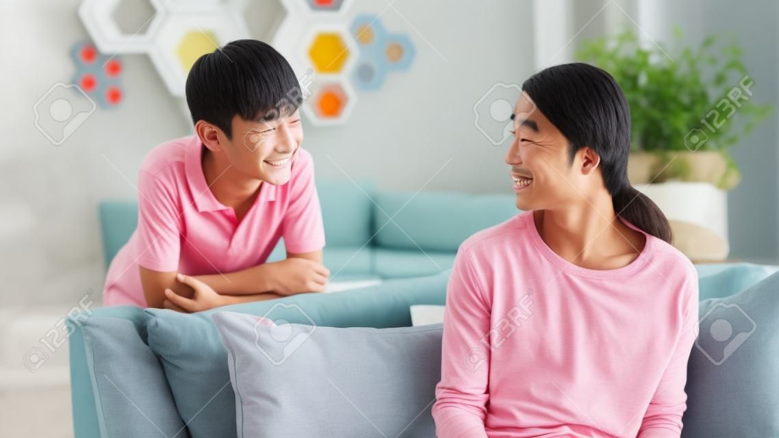 Asiatischer Teenager, der zuhause zu Hause seiner Mutter lächelt und spricht