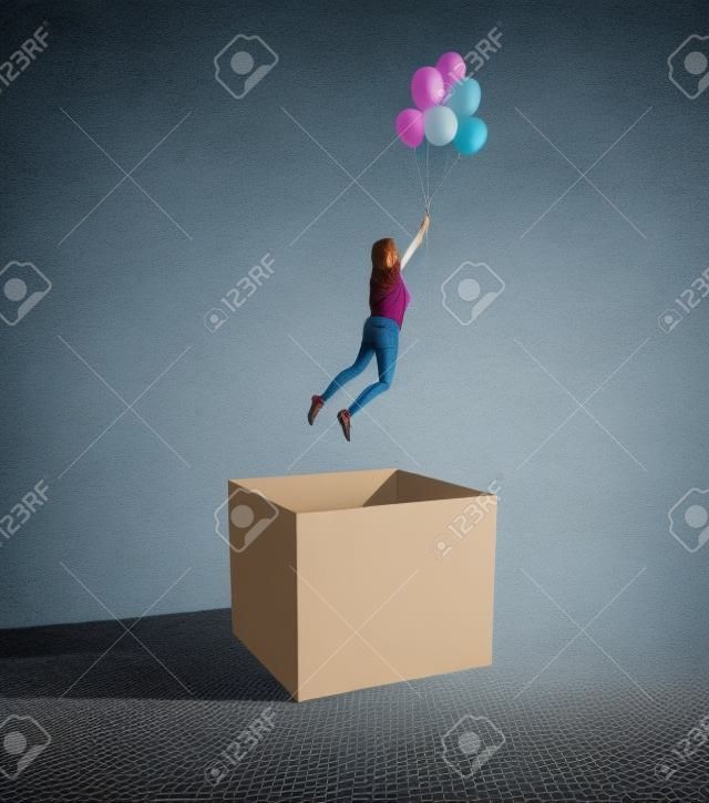 Kobieta wylatująca z pudełka za pomocą balonów. myśl nieszablonową kreatywność biznesową.