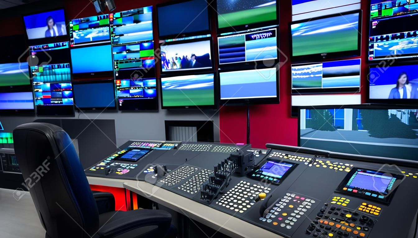 Video Switcher e muitas telas para transmitir ao vivo na sala de controle de TV