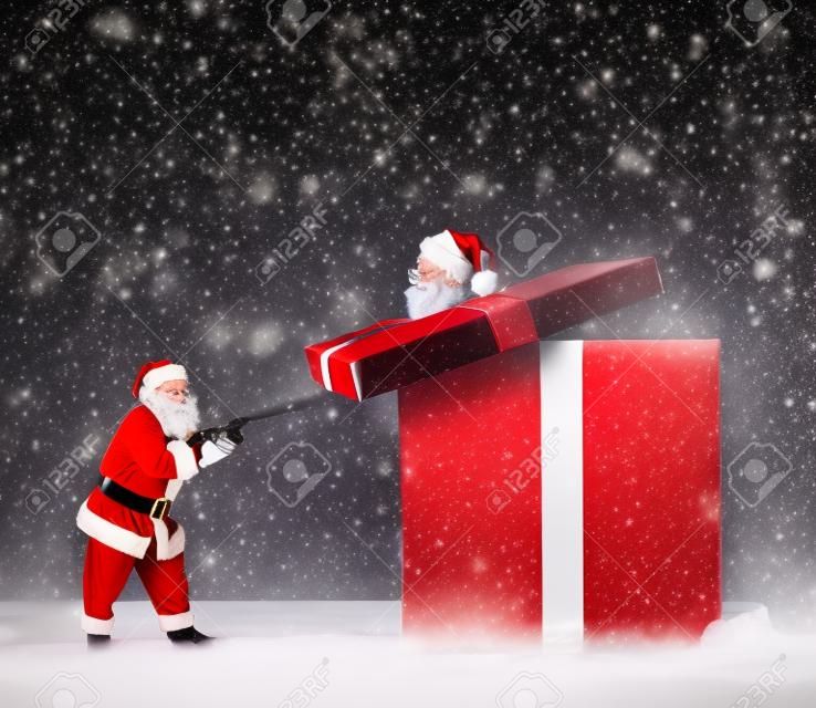De kerstman opent een groot rood cadeau