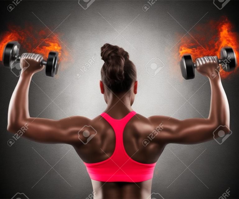 Mujer de la gimnasia entrenar espalda con mancuernas de fuego