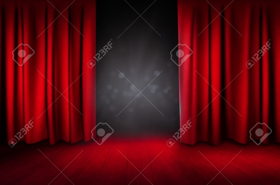 Las cortinas rojas se abren para el espectáculo de teatro.