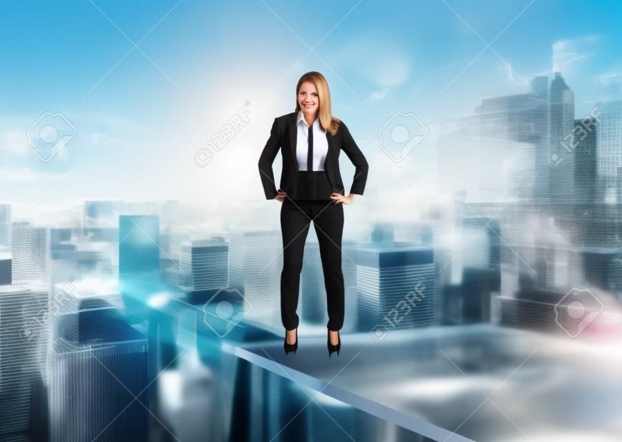 Businesswoman patrząc w przyszłość na nowe możliwości biznesowe.