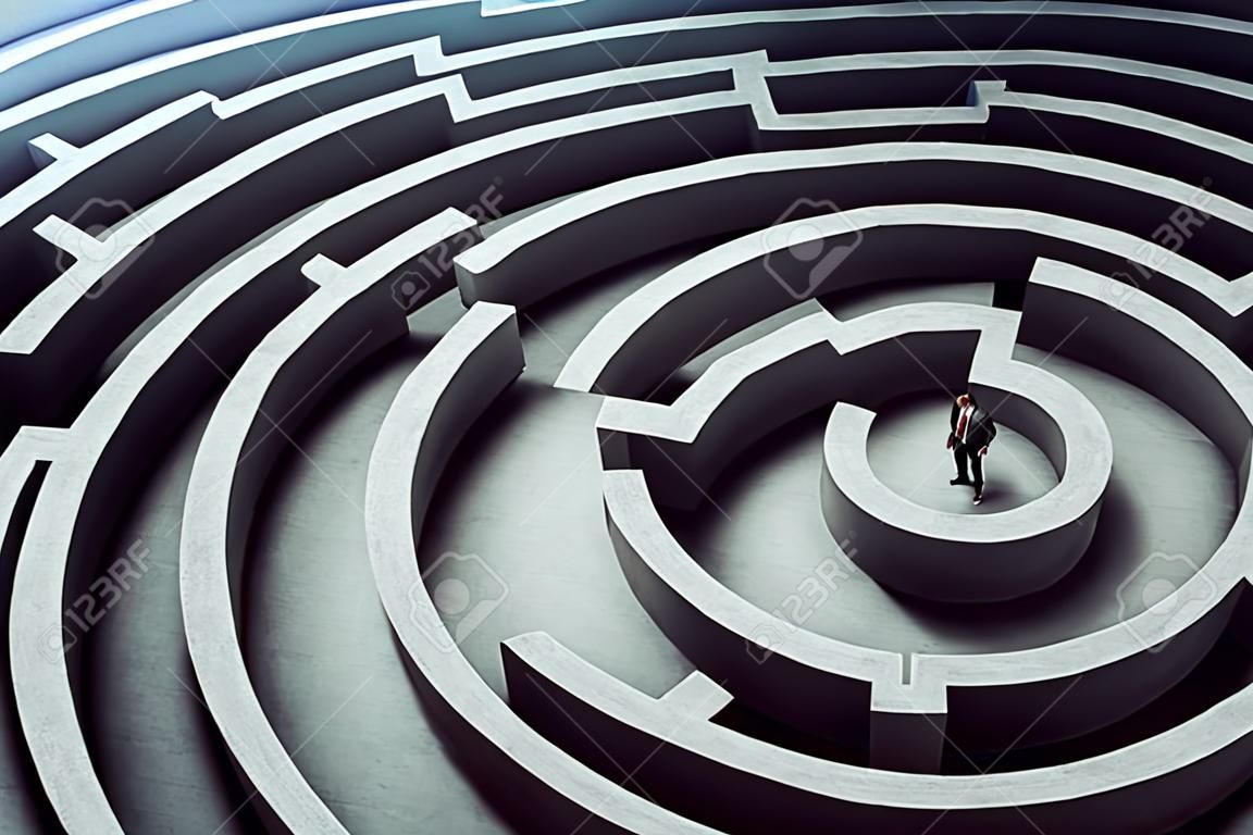 Verwirrter Geschäftsmann denkt darüber nach, wie man den richtigen Weg findet, um aus einem großen Labyrinth herauszukommen
