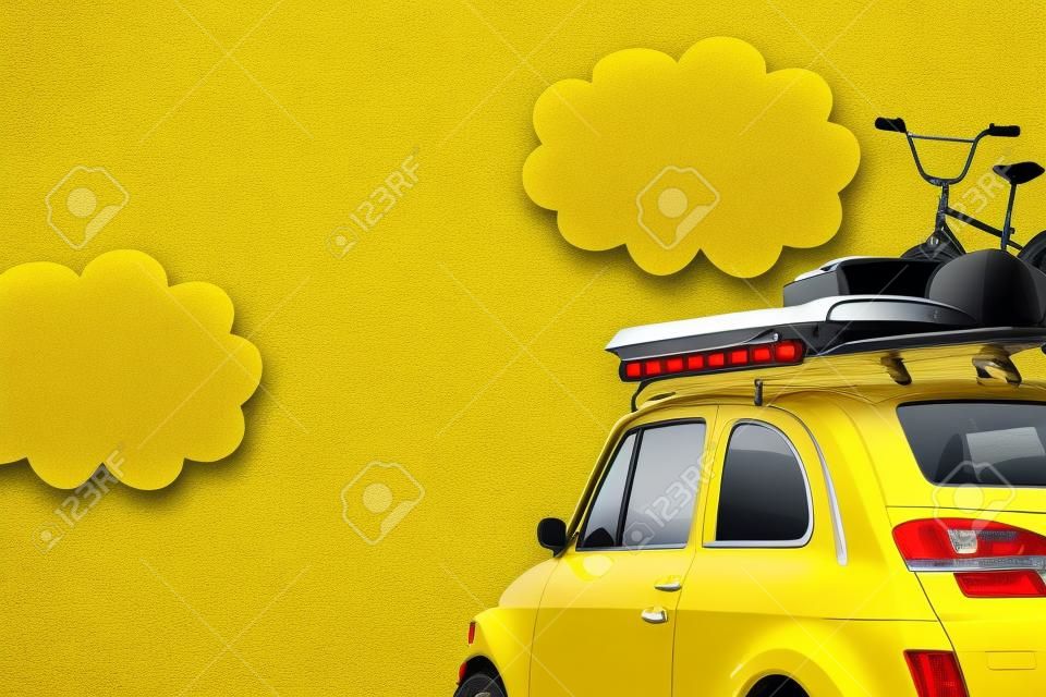 Gelbes Auto auf der Straße bereit für den Sommerurlaub.