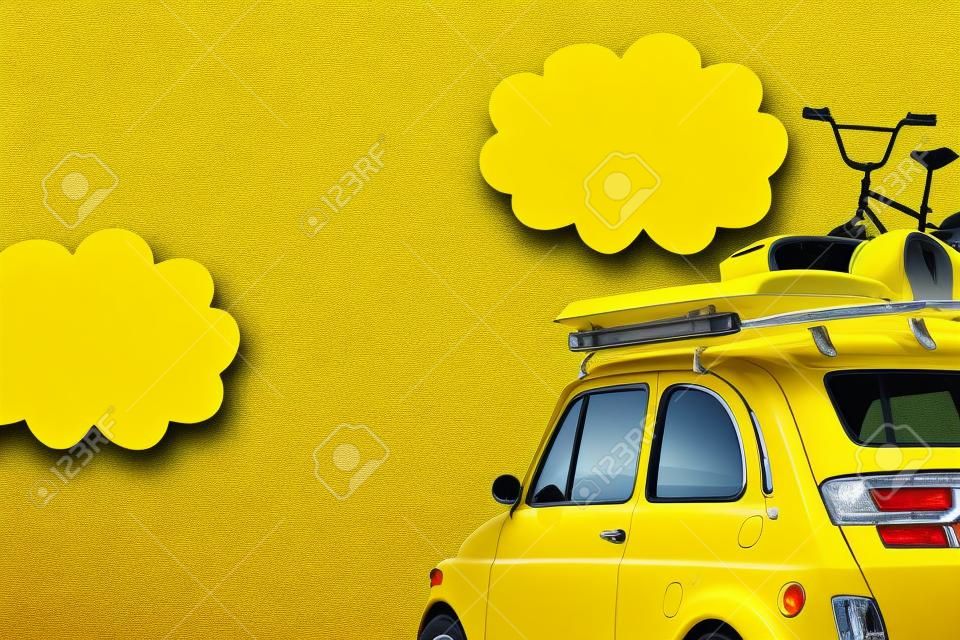 Gelbes Auto auf der Straße bereit für den Sommerurlaub.