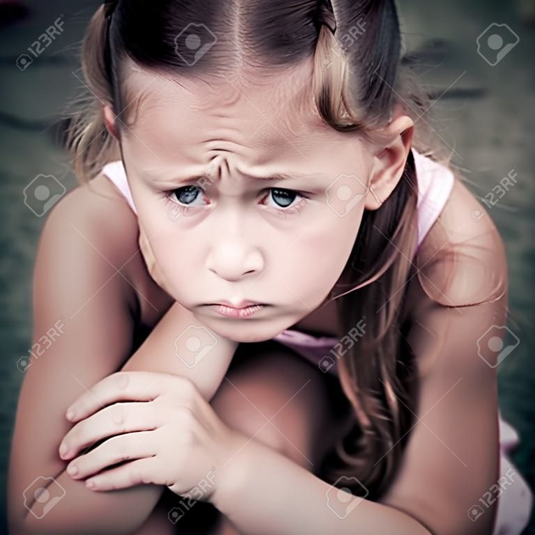 Portret smutna dziecka