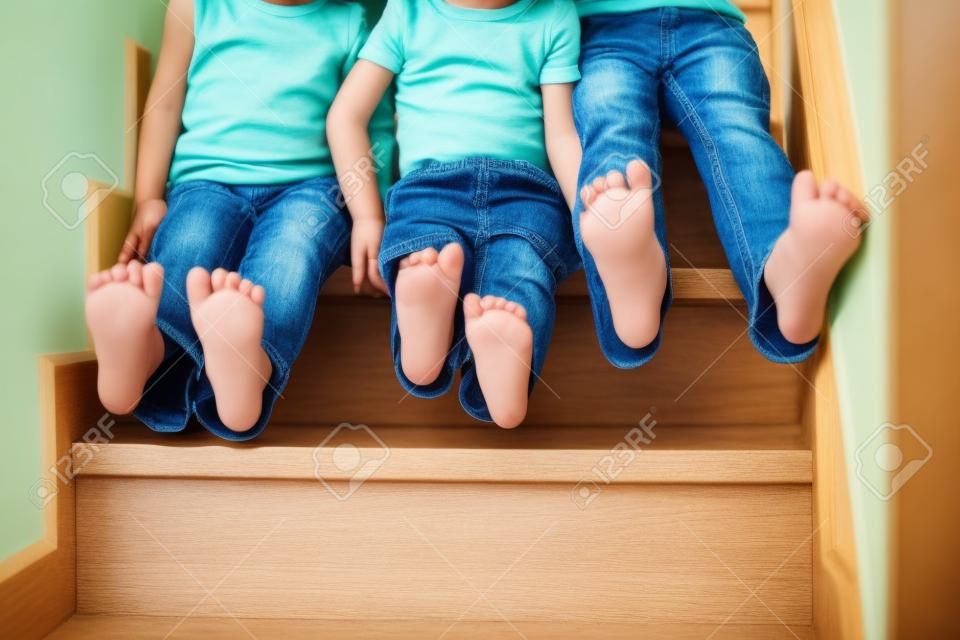 Портрет счастливых детей, которые, сидя на лестнице в доме. Концепция брат и сестра навсегда.