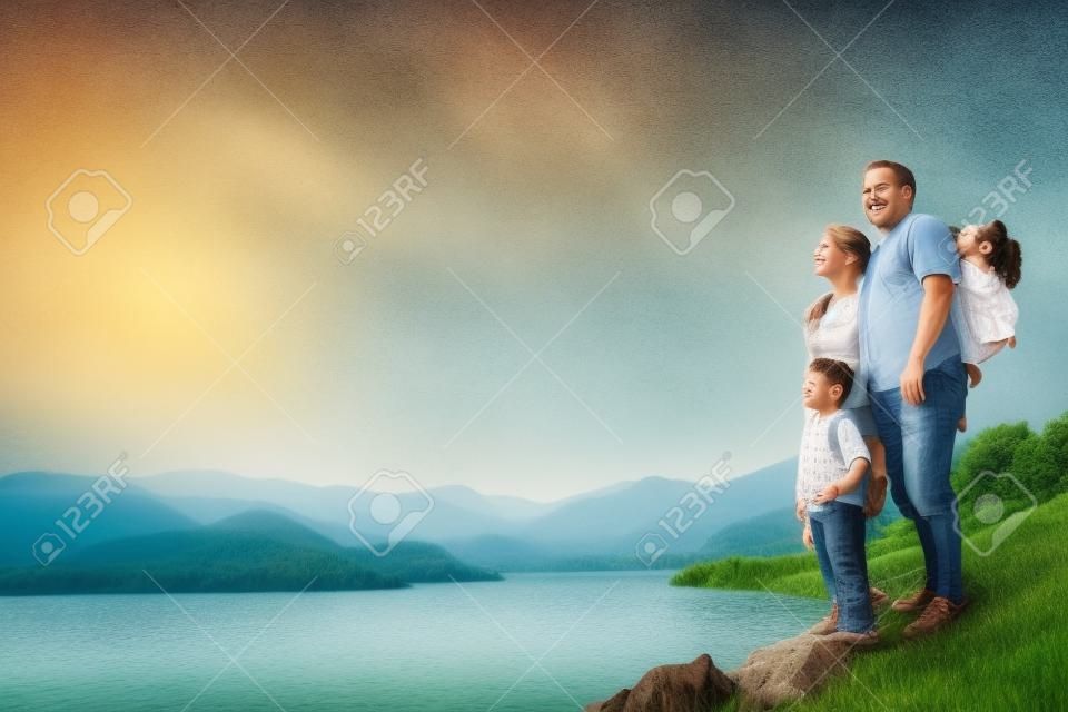 Happy family debout près du lac au moment de la journée. Concept de famille sympathique.
