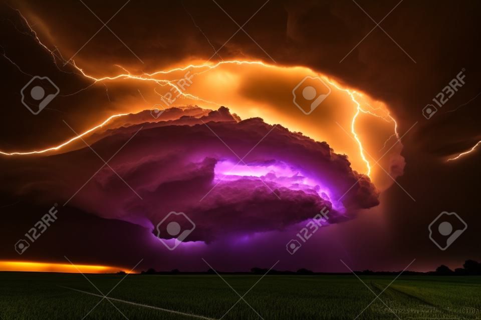 Burza Supercell statku-matki z dramatyczną sceną wiatru i błyskawicy. formacja wielu tornad z wirującej gigantycznej chmury nad amerykańskim polem trawiastym. klęska żywiołowa, niebezpieczne warunki pogodowe