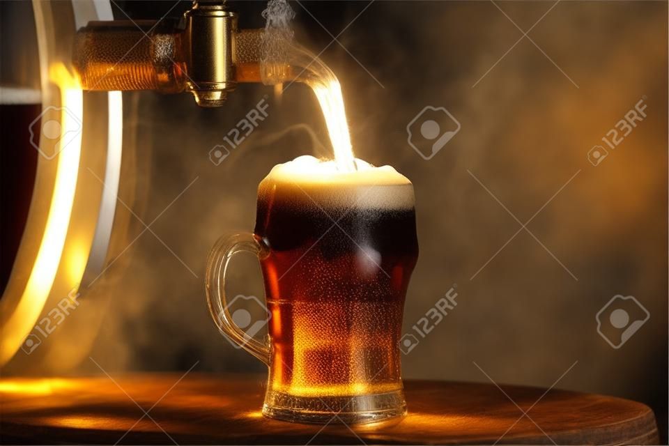 Jasne piwo nalewa się z beczki za pomocą prostego kranu