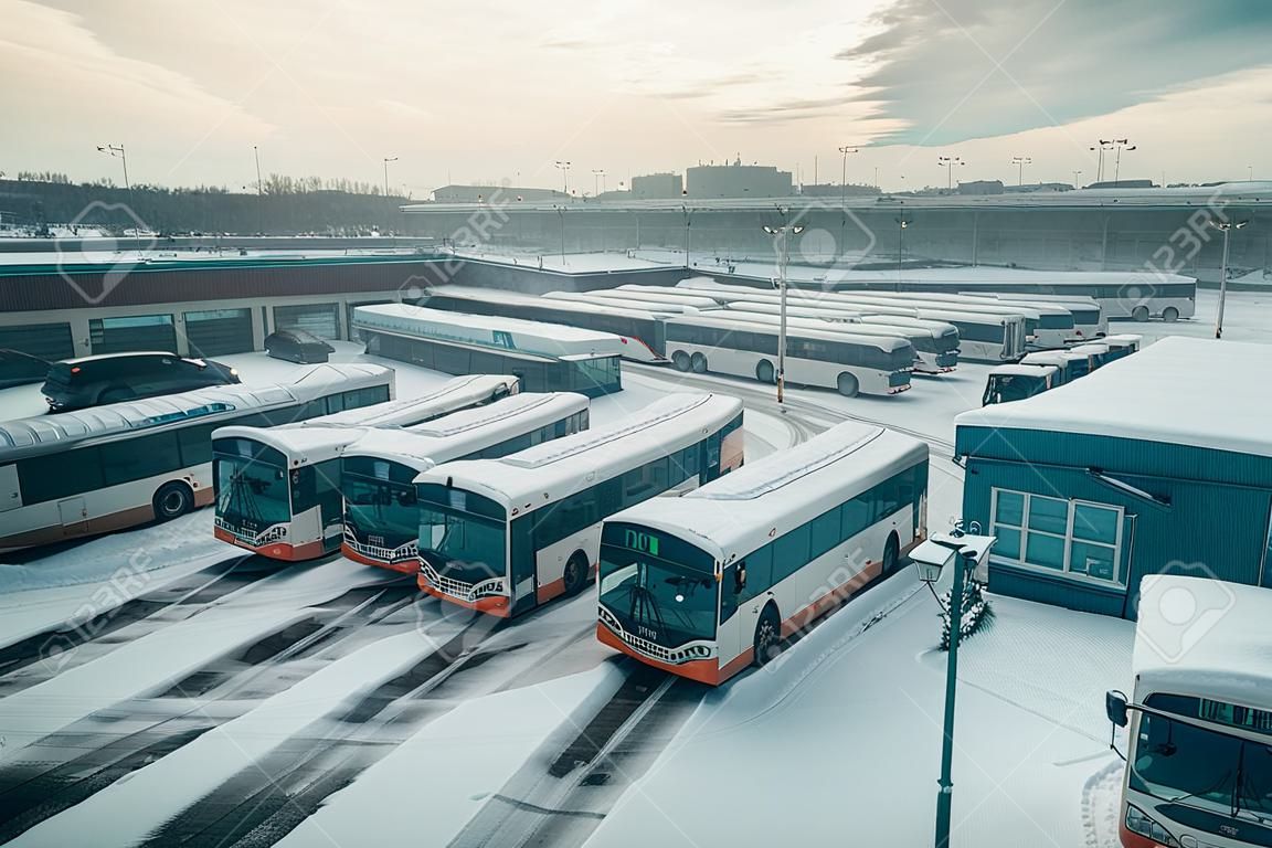 Busdepot in de winter met sneeuw op de grond en geparkeerde auto's in de buurt gemaakt met generatieve AI