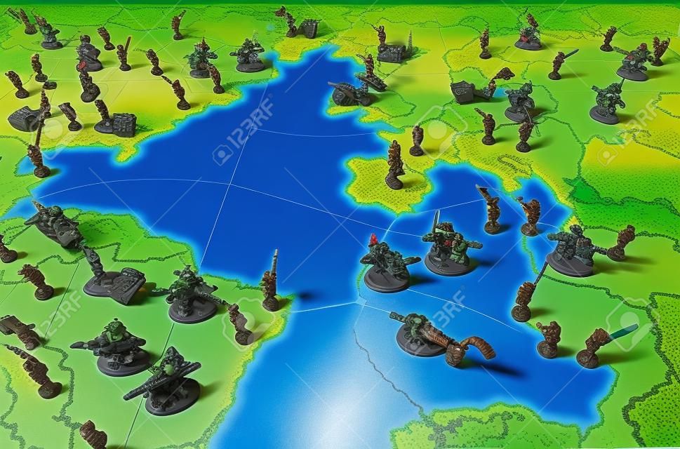 Mondiale gioco da tavolo dominio con figurine di truppe. Simbolo per la politica mondiale, la guerra e le tensioni.