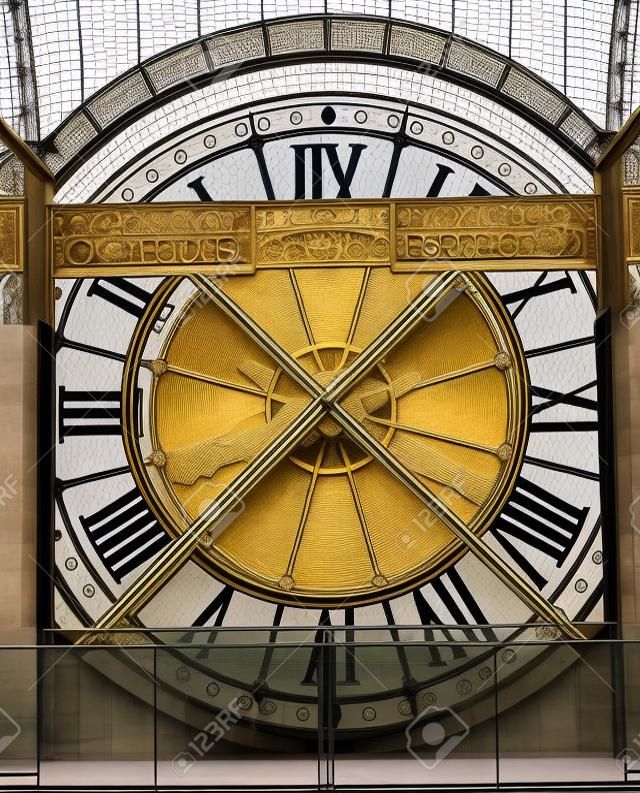 Estremamente grande, orologio visibile dall'esterno del Musée d'Orsay Museum di Parigi, in Francia