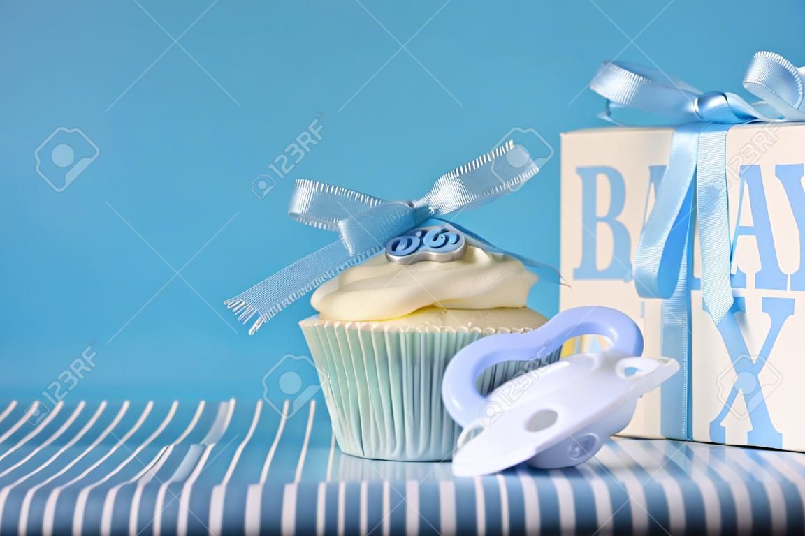 Bleu bébé thème garçon petit gâteau avec tétine factice et coffrets cadeaux
