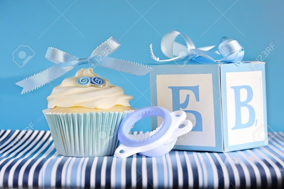 Bleu bébé thème garçon petit gâteau avec tétine factice et coffrets cadeaux