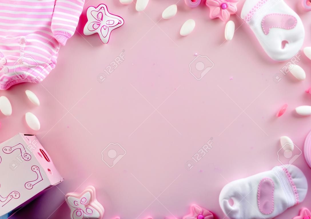 Su Baby Shower una chica de color rosa tema o fondo del cuarto de niños con bordes decorados en el fondo de madera de color rosa.