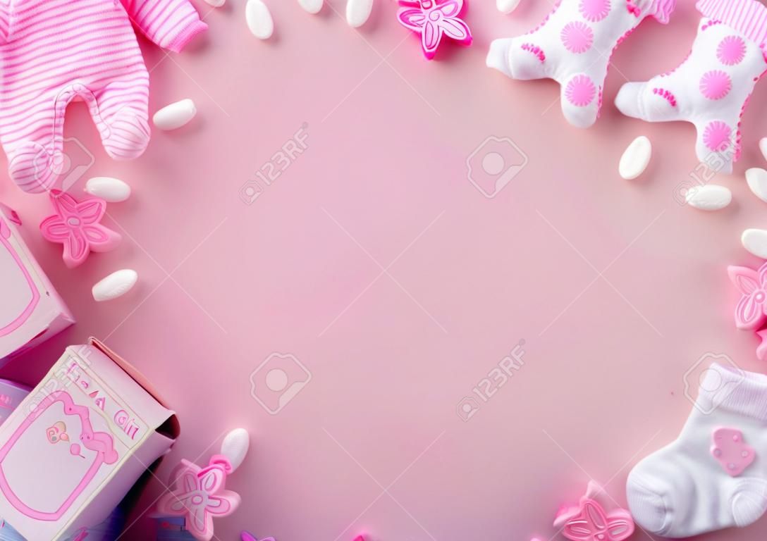 Su Baby Shower una chica de color rosa tema o fondo del cuarto de niños con bordes decorados en el fondo de madera de color rosa.